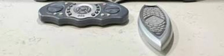 Batman 13" CRT TV w/ DVD Player With Two Remotes - Divers